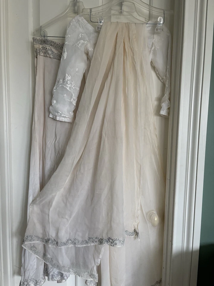 Blusa india cosida blanca y plateada Lehenga Choli estilo Bollywood Foto 1 de 4