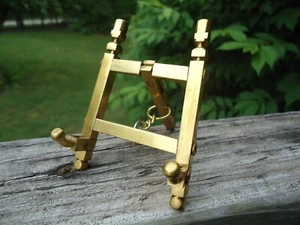 Mini Cavalletto Ottone Pieghevole Espositore Arte MCM Tono Oro Massimalista Unico 2,25" - Foto 1 di 9