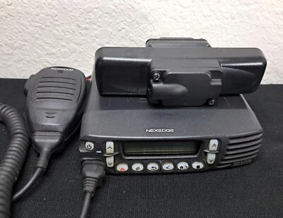 Radio bidireccional Kenwood NX-800-K NexEdge 450-520 MHz con cabezal remoto + micrófono KMC-35 Foto 1 de 4