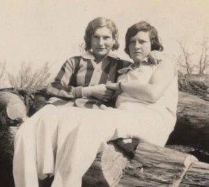 1930s Women Logs Holding Hands Bertha Written Portrait Gay Lesbian Interest - Picture 1 of 3