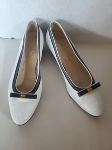 Vintage Ferragamo Pumps Sz 7.5 M White Navy Trim Low Block Heel Pumps - Picture 1 of 14