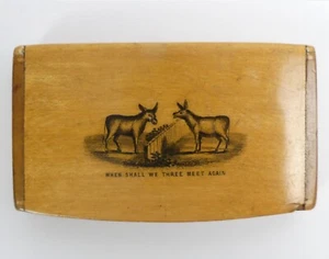 VICTORIAN SYCAMORE TREEN SCHNUPFTABAKDOSE "WHEN SHALL WE THREE MEET AGAIN" - Bild 1 von 5