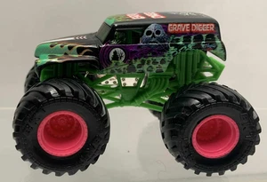 Monster jam grave digger Pink Wheels EXCELLENT CONDITION - (B6) - Picture 1 of 7