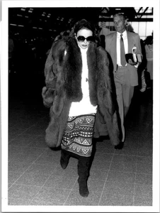 Foto de prensa original 1987 dinastía Joan Collins Heathrow Foul Scowl británica - Imagen 1 de 2
