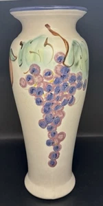 Jarrón Clouds Folsom Fruit Works 1998 12 1/2” de alto manzana, uvas, melocotón, cerezas - Imagen 1 de 6