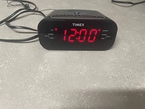 Timex T231Y Digital Alarm Clock Radio - Picture 1 of 4
