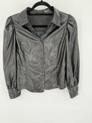 Camisa Alice + Olivia Nadine negra manga abullonada cuero vegano abotonada talla grande Foto 1 de 4