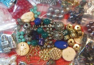 1,5 Pfund VERSCHIEDENE PERLEN & SCHMUCKHERSTELLUNG ZUBEHÖR ~ GLAS, KNOCHEN, METALL & KUNSTSTOFF - Bild 1 von 15