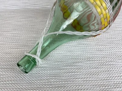Botella de plástico envuelta en mimbre de colección vidrio verde vino primitivo Demijohn 2 l. Foto 1 de 4