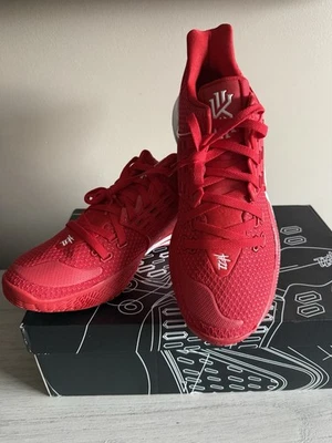 RARO! Nike Kyrie 2 TB Low Promo University Rojo/Blanco - Para hombres 13 Deadstock Nuevo en caja Foto 1 de 4