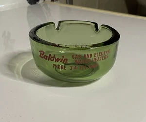 Cenicero redondo vintage de vidrio verde de 3 1/2". Anuncio calentador de agua Baldwin, Mo - Imagen 1 de 6