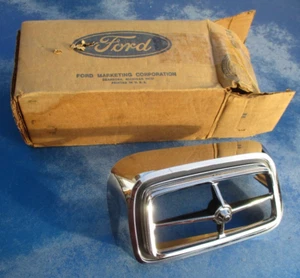 74-75 Ford Maverick Grabber RH Parking Light Bezel NOS D5DZ-13212-A - Foto 1 di 8