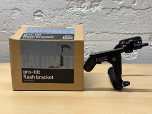 UPP Outlet Item Calumet MF6712 Pro-Tilt Flash Bracket Right Handed (AH08) - Picture 1 of 3