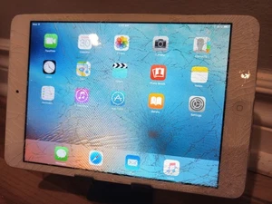 Ipad mini 1st gen white AS-IS, Fully Working, Cracked Screen FOR USAGE/DISPLAY - Picture 1 of 9