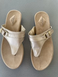 St John's Bay Flex Form ZANDORA Women Size 8.5M Thong Sandals Gold Slip-On - Picture 1 of 11
