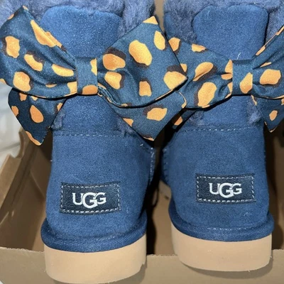Новый с Ярлыками. UGG Australia женщин замшевый бант цвет темно-синий, США 7 - Изображение 1 из 4