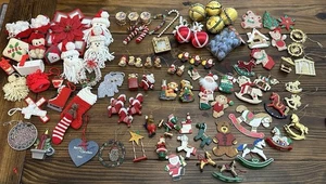 Lote de adornos navideños vintage hechos a mano/madera/bolas de satén/caballos mecedores - Imagen 1 de 10