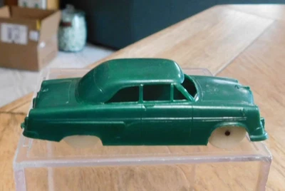 Ford F&F 1954 2 puertas Coche de juguete de plástico premium de cereales / verde excelente Foto 1 de 4