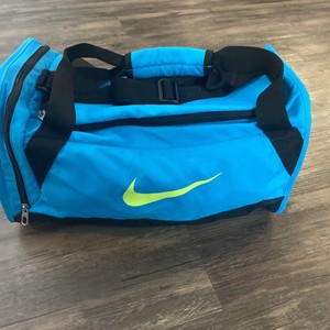green nike duffle bolsa