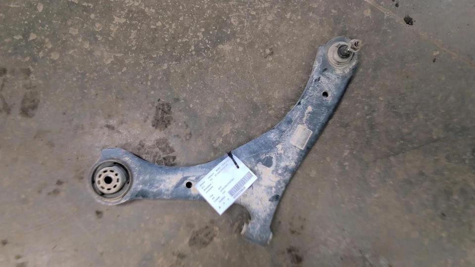 Brazo de control inferior inferior delantero izquierdo usado se adapta a: Chrysler Town & Country 2015 Foto 1 de 4