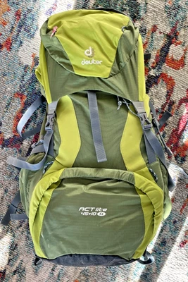 Mochila de senderismo Deuter Act Lite 45+10 SL marco interno verde cómoda Foto 1 de 4