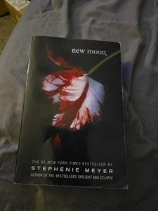 New Moon Paperback Stephenie Meyer - Picture 1 of 2