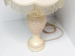 Lámpara de mesa rústica campestre francesa y pantalla borla con flecos crema - Imagen 1 de 9
