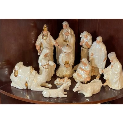 Belén vintage de 12 piezas de porcelana con acabado blanco marfil y dorado Foto 1 de 4