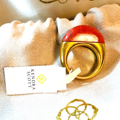 Anillo de cóctel Kendra Scott abovedado coral piedra rosa tono dorado talla 6,5 Foto 1 de 4