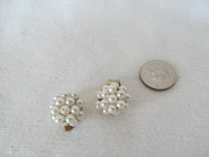 Vtg Faux Pearl Cluster Clip On Earrings Mini Bead Hong Kong - Imagen 1 de 2