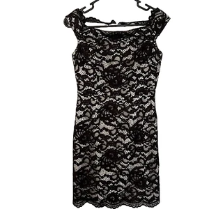 Mini abito da cocktail in pizzo nero Aidan by Aidan Mattox. Hoco Homecoming taglia 4 - Foto 1 di 12