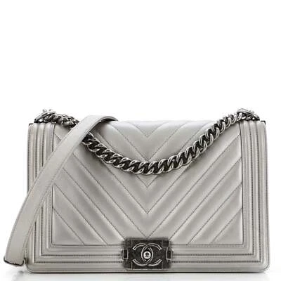 Bolso Chanel Boy con Solapa Chevron Caviar Nuevo Mediano Foto 1 de 4