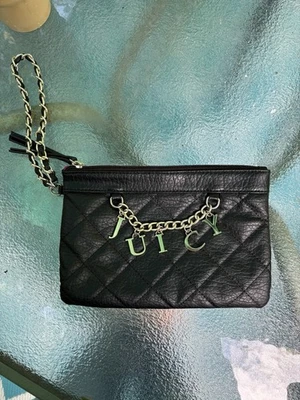 Cartera de muñeca Juicy Couture acolchada negra correa de cadena y forro de corona rosa Foto 1 de 4