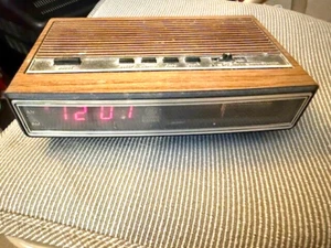 Vintage GE General Electric 7-4625A Digital Alarm Clock Radio AM/FM Woodgrain - Picture 1 of 1