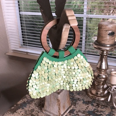 Bolso Hype pequeño verde con asas de madera Foto 1 de 4