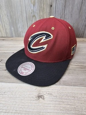 Mitchell & Ness 克利夫兰骑士队平沿帽勃艮第金属金尖帽 — 第 1/3 张图片