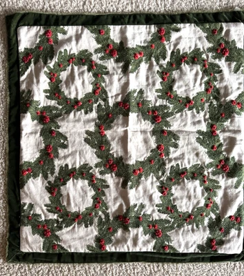 NUEVO CON ETIQUETAS Corona de Granero de Cerámica con Brida de Terciopelo Funda de Almohada 22" Verde Navidad Foto 1 de 4