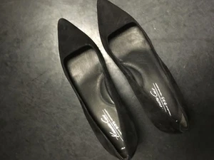 Women's Kenneth Cole Pearl Heel Pump Leather Pointed Toe Shoes Black Suede 10 - Picture 1 of 6