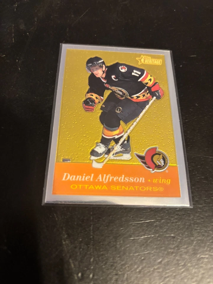 2001/2 Topps Heritage Retrofractor Daniel Alfredsson Ottawa Senators 419/558 - Image 1 of 2