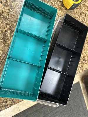 2 estojos de armazenamento cassete preto e verde cada um comporta 24 fitas suportes de plástico - Imagem 1 de 4