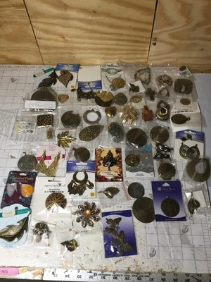 Lote de 60+ colgantes de metal de 1 lb 13 oz hoja de pluma tribal joyería a granel vidrio occidental Foto 1 de 4