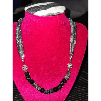 Collar llamativo con cuentas de plata negro brillante en capas de varios hilos Foto 1 de 4