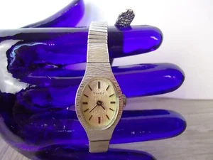 Orologio vintage Timex tono argento donna Petite NON TESTATO chiusura scorrevole regolabile - Foto 1 di 6