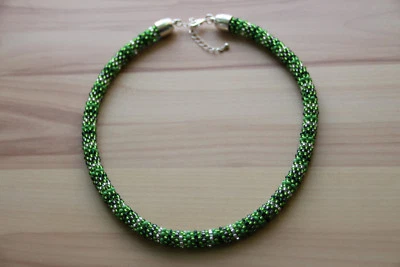 Perlenkette, rund gehäkelte Kette aus Rocailles, Collier, Handarbeit, neu - Bild 1 von 3