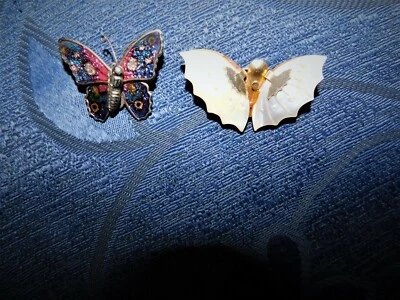 2 X BROCHES BORBOLETA ELEGANTES TOM DOURADO 1 LUCITE PEROLADA 1 METÁLICO BRILHANTE - Imagem 1 de 4