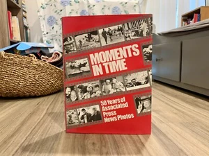 Moments In Time: 50 Years Of Associated Press New Stories (1984, Hardcover/DJ) - Imagen 1 de 10