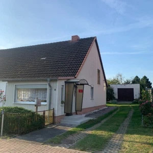 Doppelhaushälfte mit Nebengebäude und Garage - Bild 1 von 14