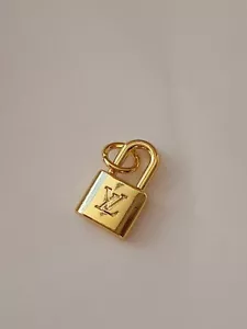 Louis Vuitton LV logo look Pendant - Picture 1 of 3