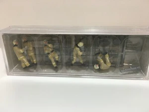 Feuerwehrmänner in moderner Kleidung - Löschangriff 10771 von Preiser - Bild 1 von 1