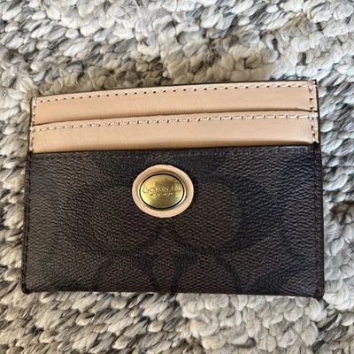 Portatarjetas Coach Peyton Signature marrón y beige F62861 venta al por menor $58  Foto 1 de 4
